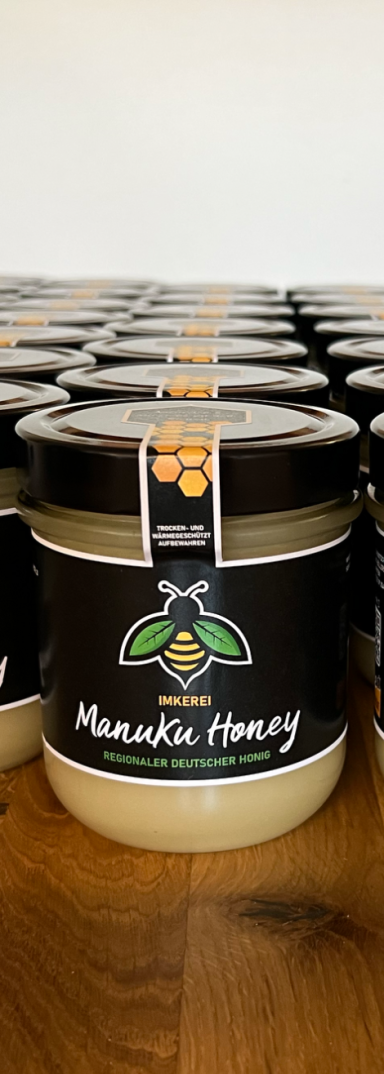 Abgefüllter regionaler Honig der Imkerei ManuKu Honey