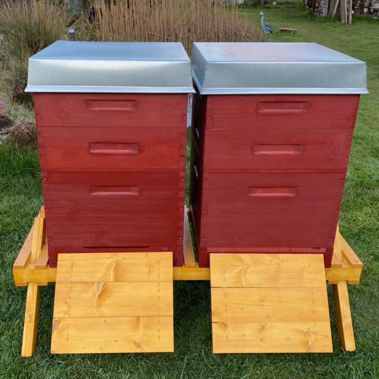 Zwei Holzbeuten der Imkerei ManuKu Honey in Barnten